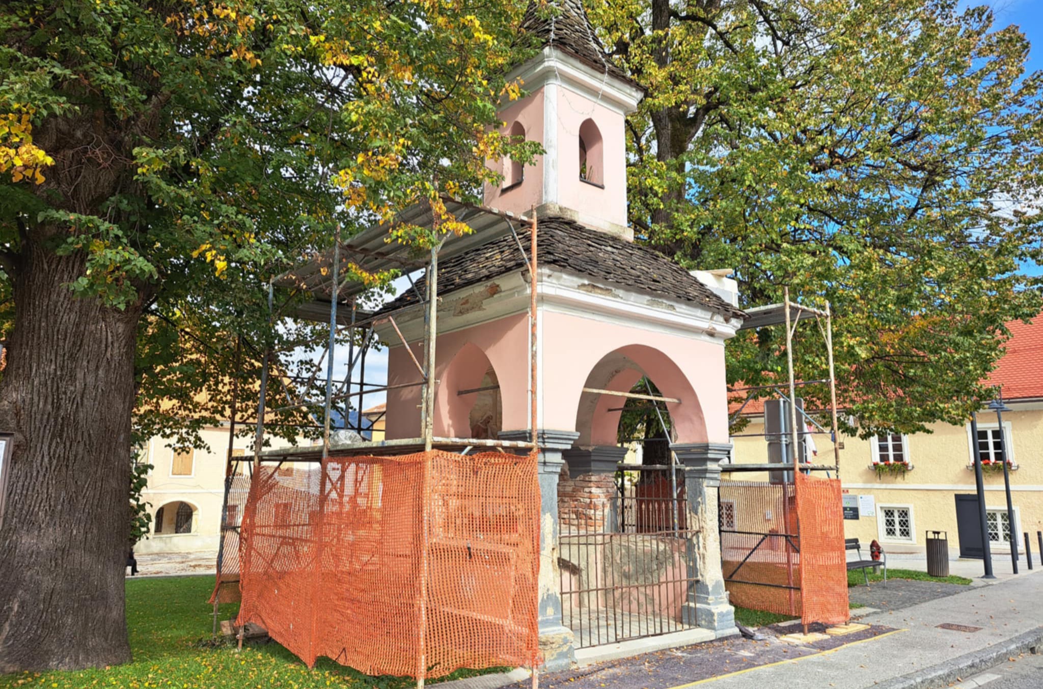 Kapela ob glavni cesti v Rušah dobiva novo podobo