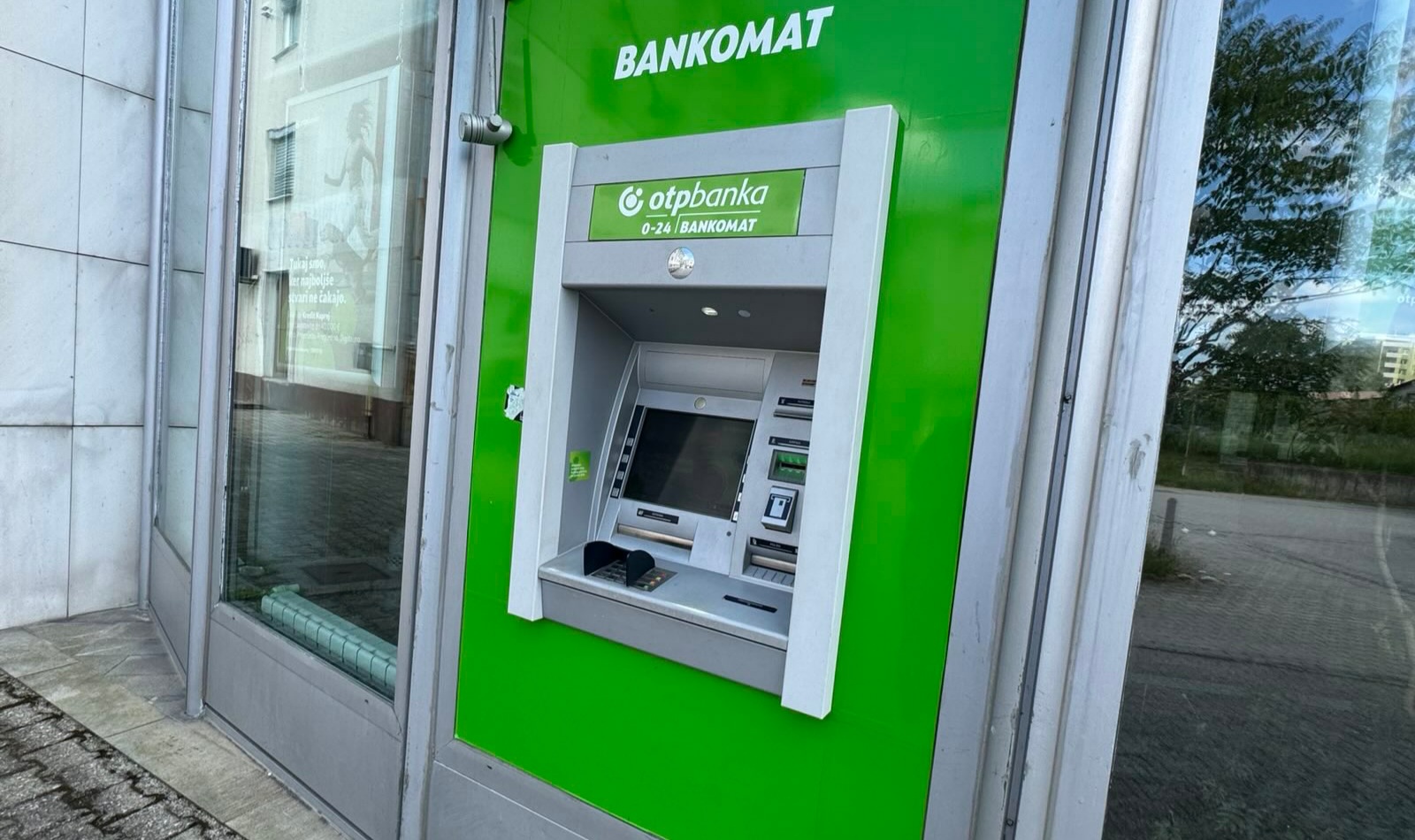 Bomo Slovenci še dolgo dvigovali gotovino na bankomatih?