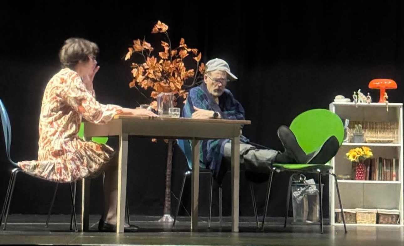 Danes nova premiera dramske skupine KD Pavza: Črna komedija, ki zareže v srž današnjega časa