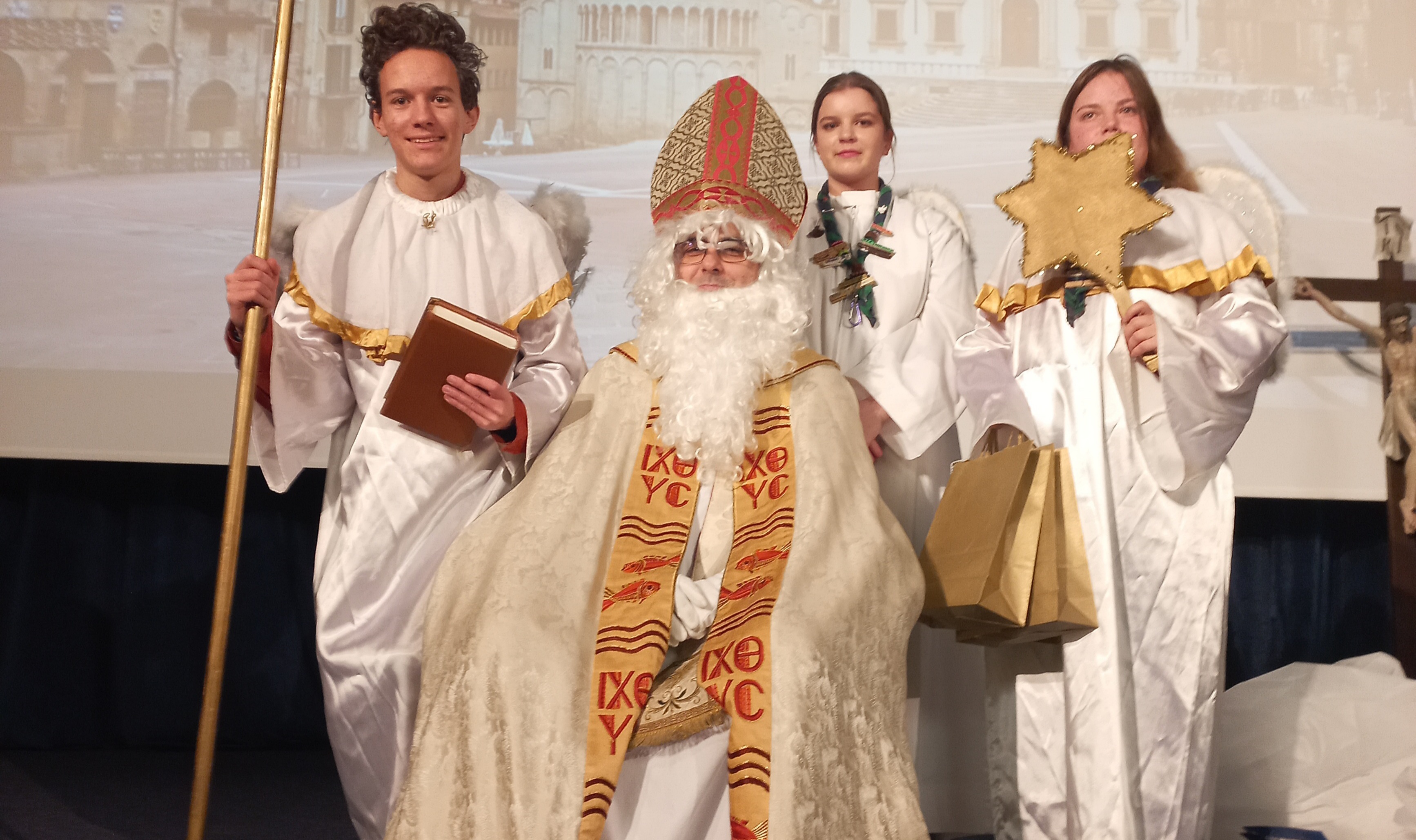 FOTO: Miklavž razveselil 120 otrok v Mariboru