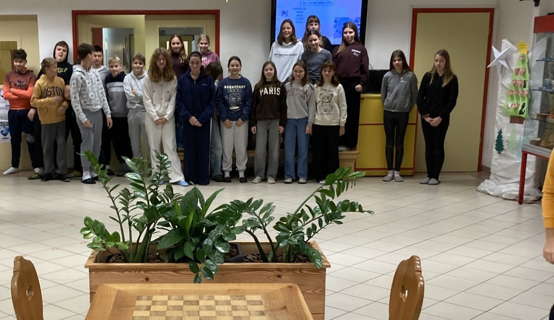 Ko učenci postanejo soustvarjalci: Lovrenški sedmošolci prenovili šolsko avlo