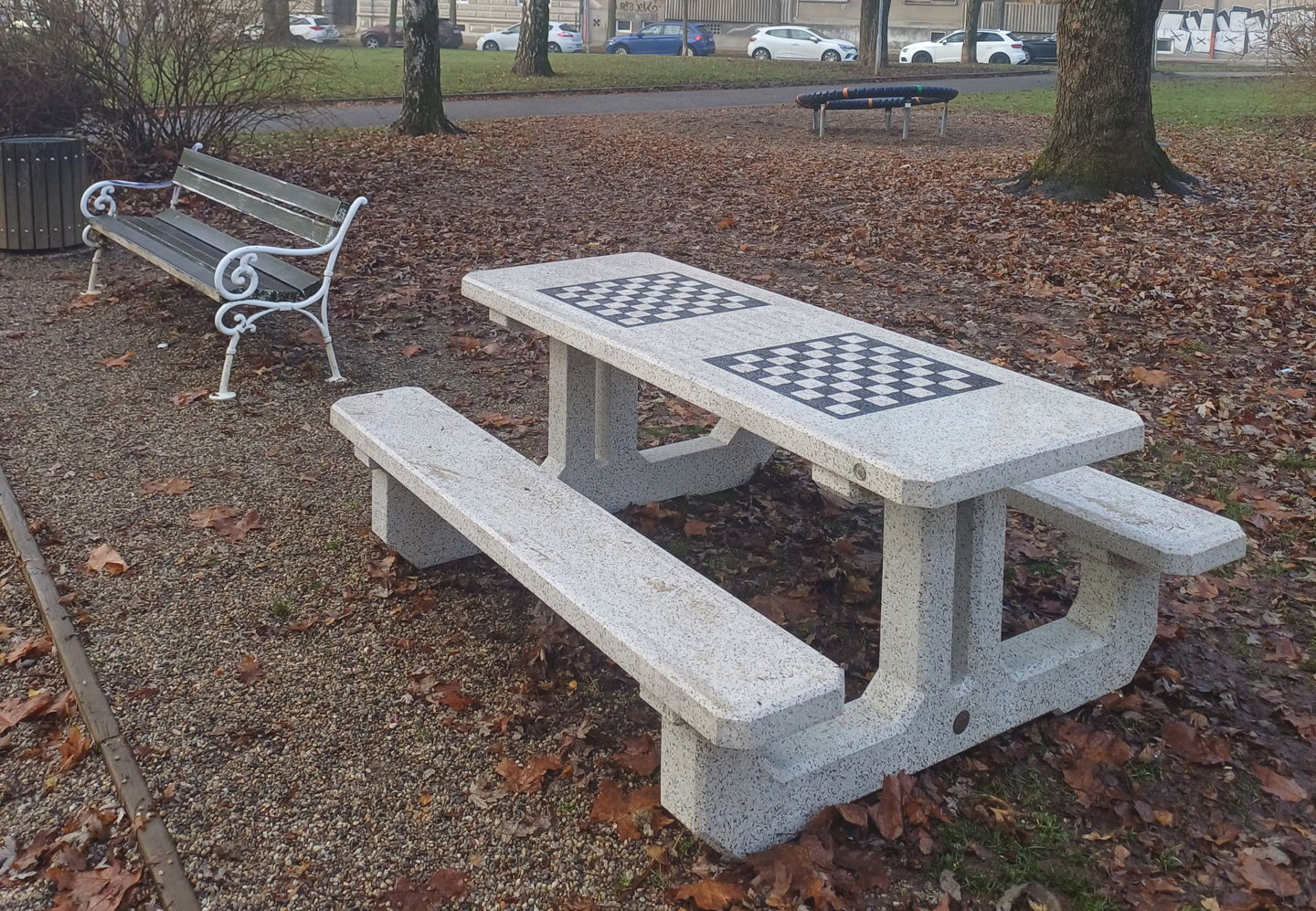 FOTO: Maribor sredi trga bogatejši novo šahovsko mizo