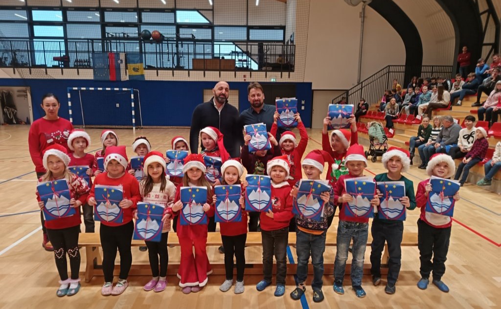 Več kot le proslava: V Dupleku so leto 2025 pospremili s solzami v očeh in ponosom v srcu