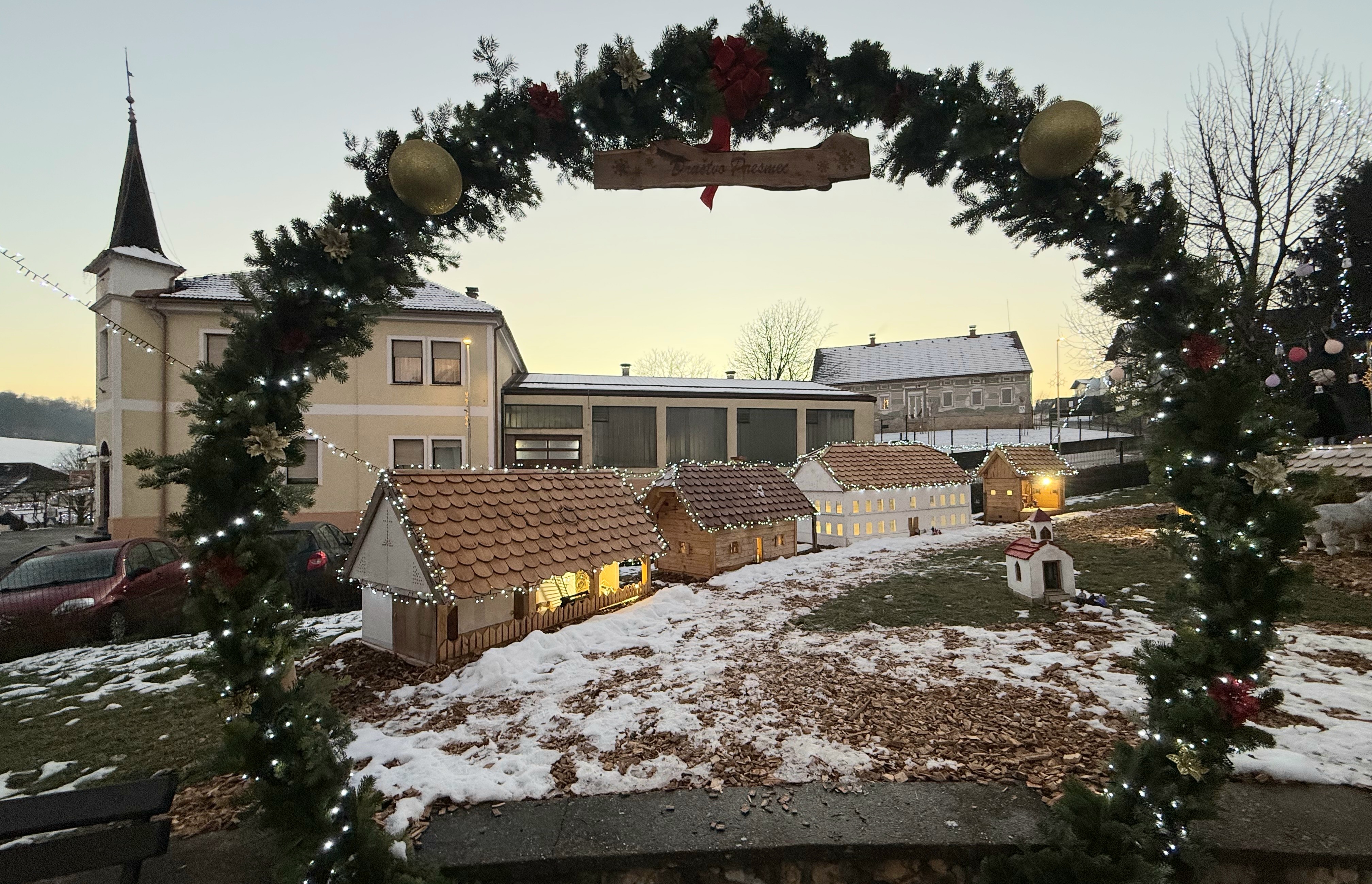 To čarobno božično vas v Slovenskih goricah si lahko ogledate tudi v novem letu