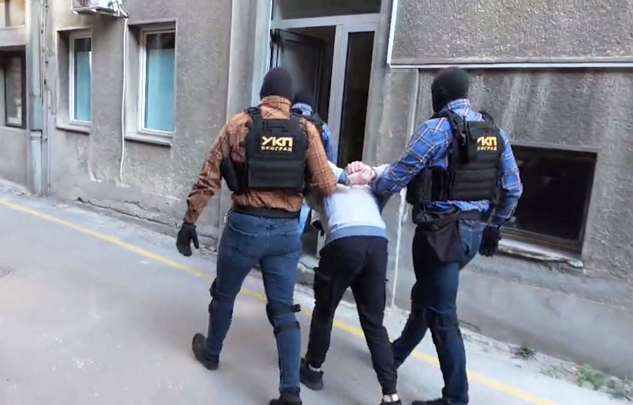 Šestnajstletnik sredi ulice z mačeto ubil dedkovo partnerico