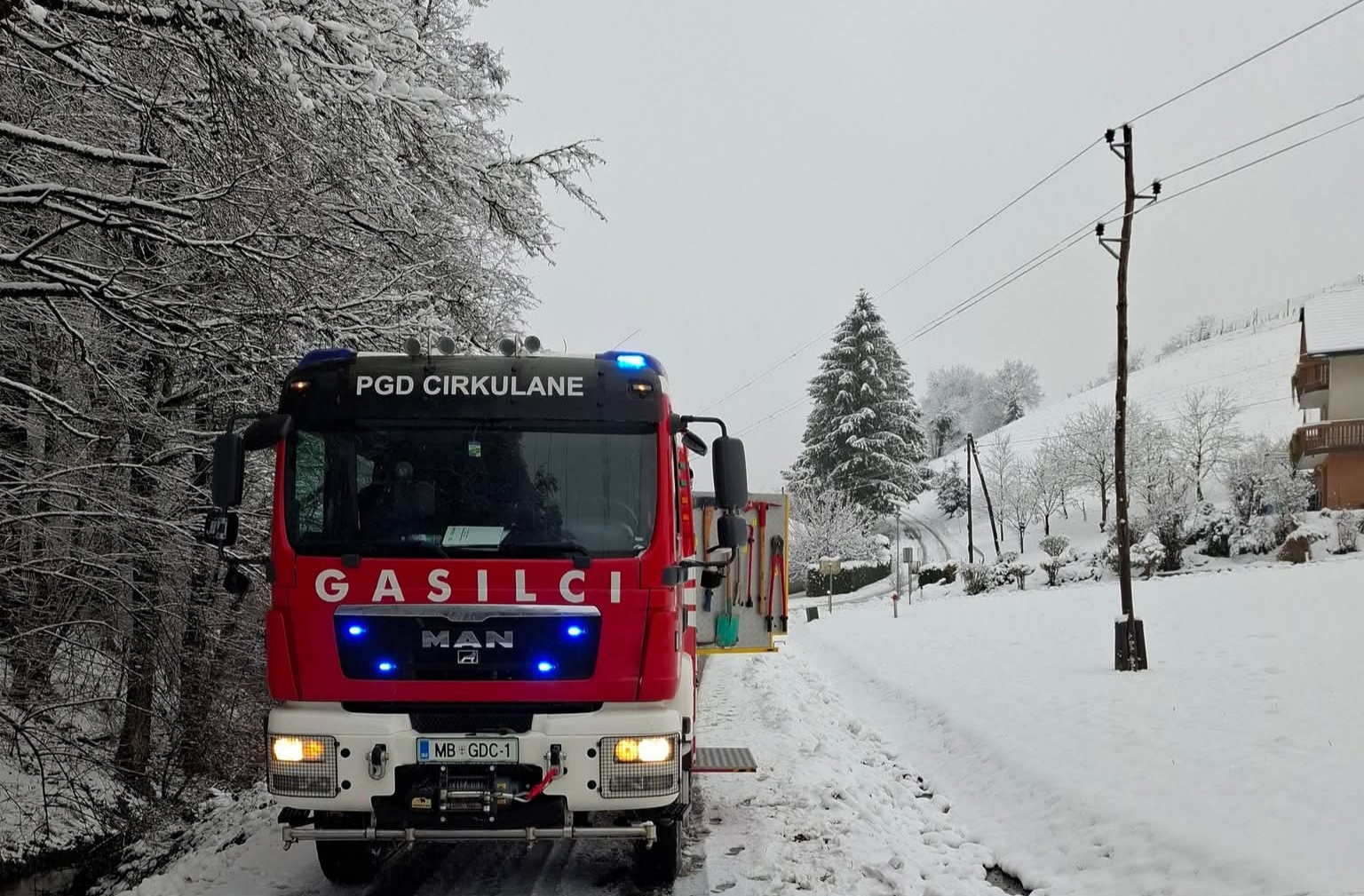 Izpadi elektrike: Tokrat stabilna oskrba, decembra pa največ težav zaradi padlih dreves zunaj uradnih pasov
