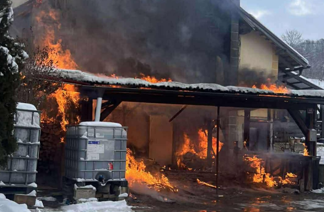 V okolici Maribora ogenj zajel stanovanjsko hišo, gasilci reševali kužka