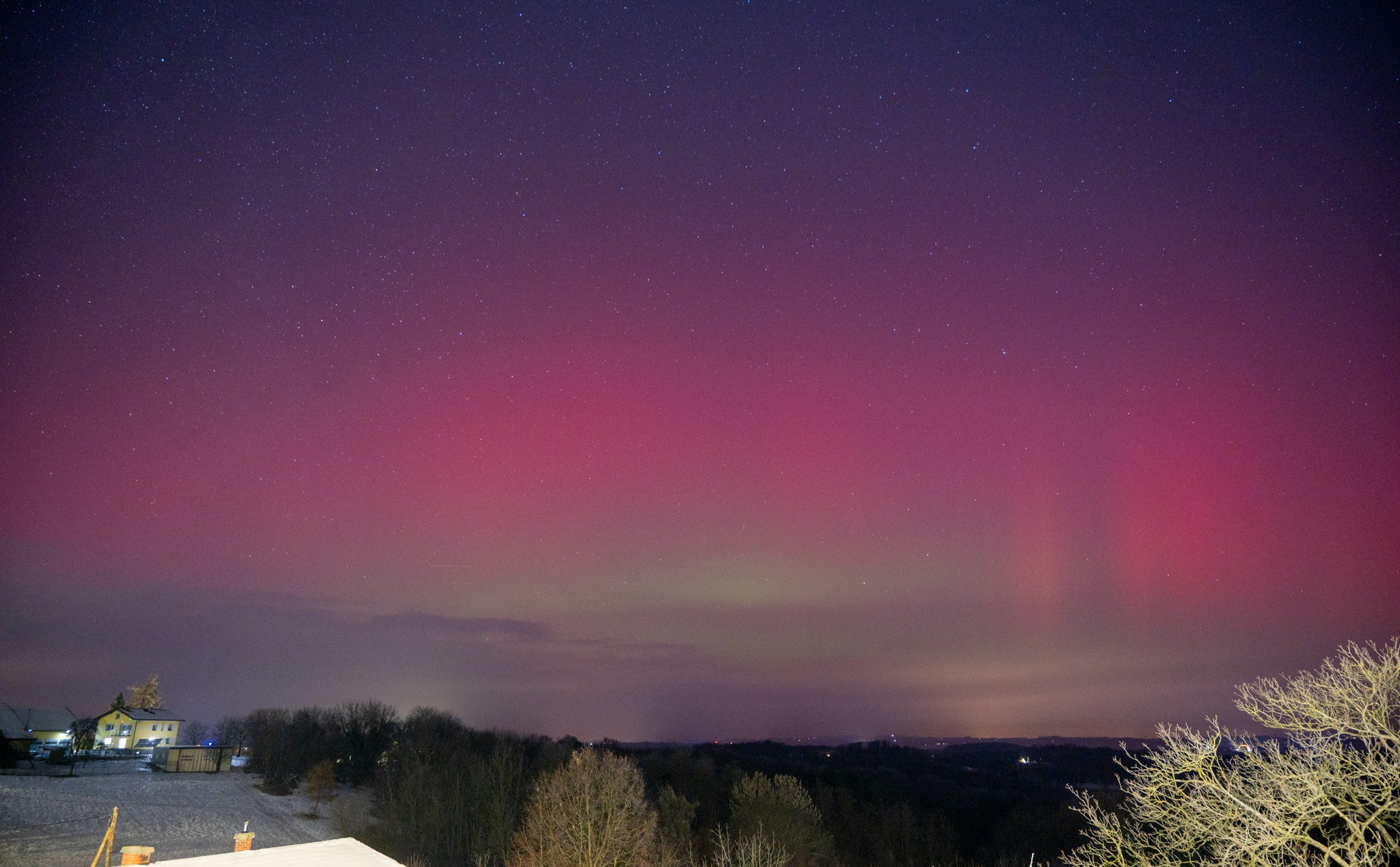 Neobičajno močan severni sij razsvetlil okolico Maribora: »Včeraj je bilo res ogromno teh delcev« (FOTO)