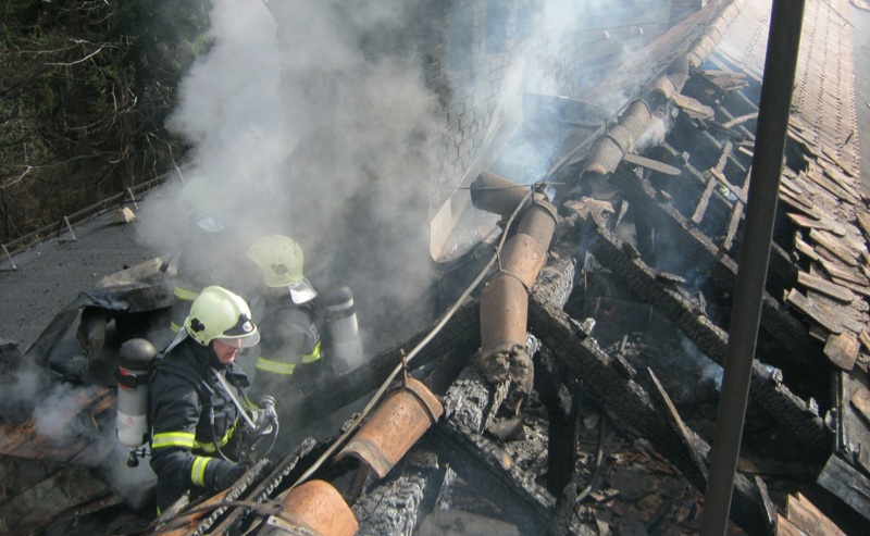 Dimniška požara terjala življenji: Zakaj zagori v dimniku in kaj svetuje gasilski strokovnjak?