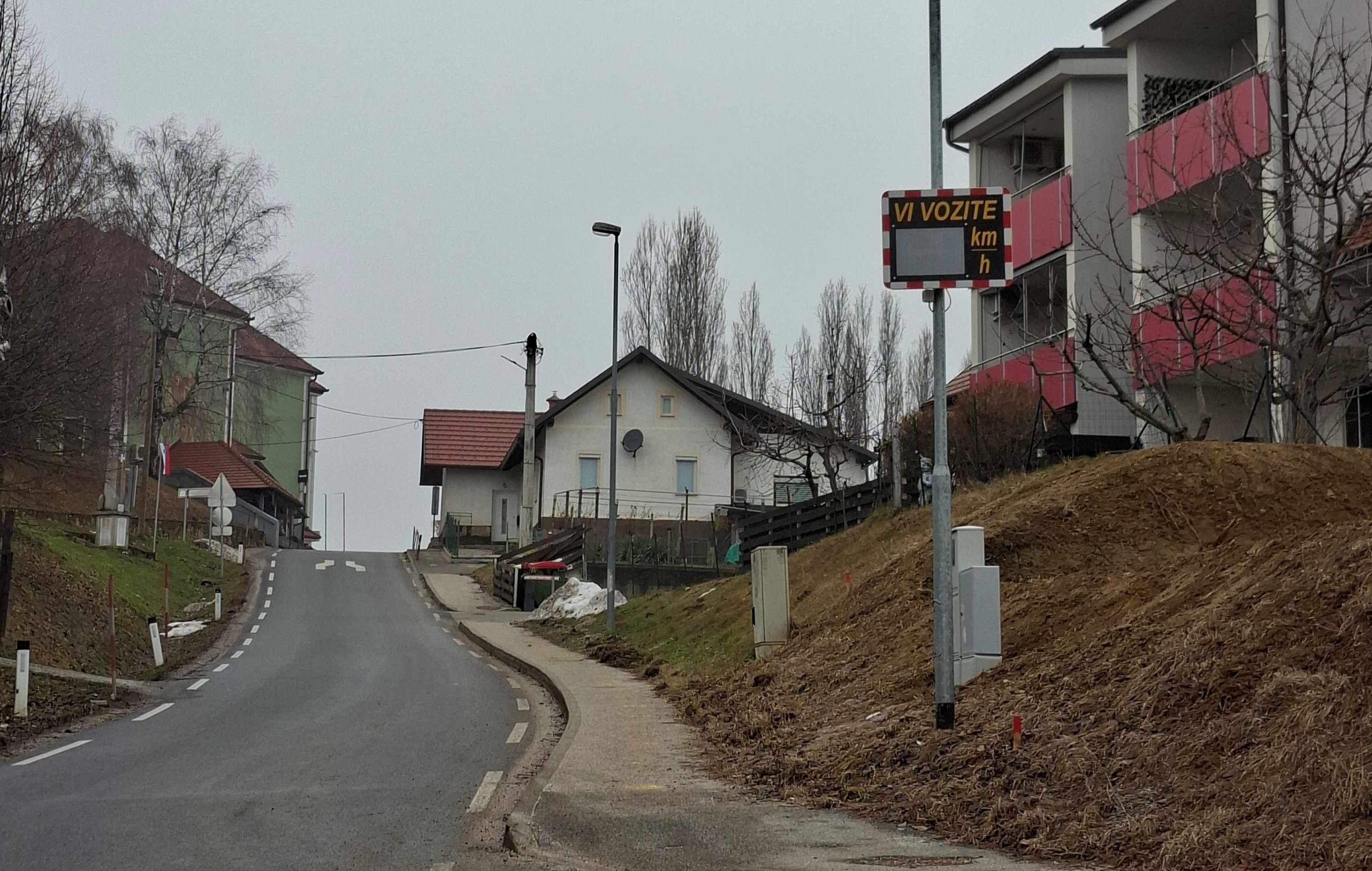 V januarju postavljen prikazovalnik hitrosti razkriva: 40 odstotkov voznikov v Cerkvenjaku vozi prehitro
