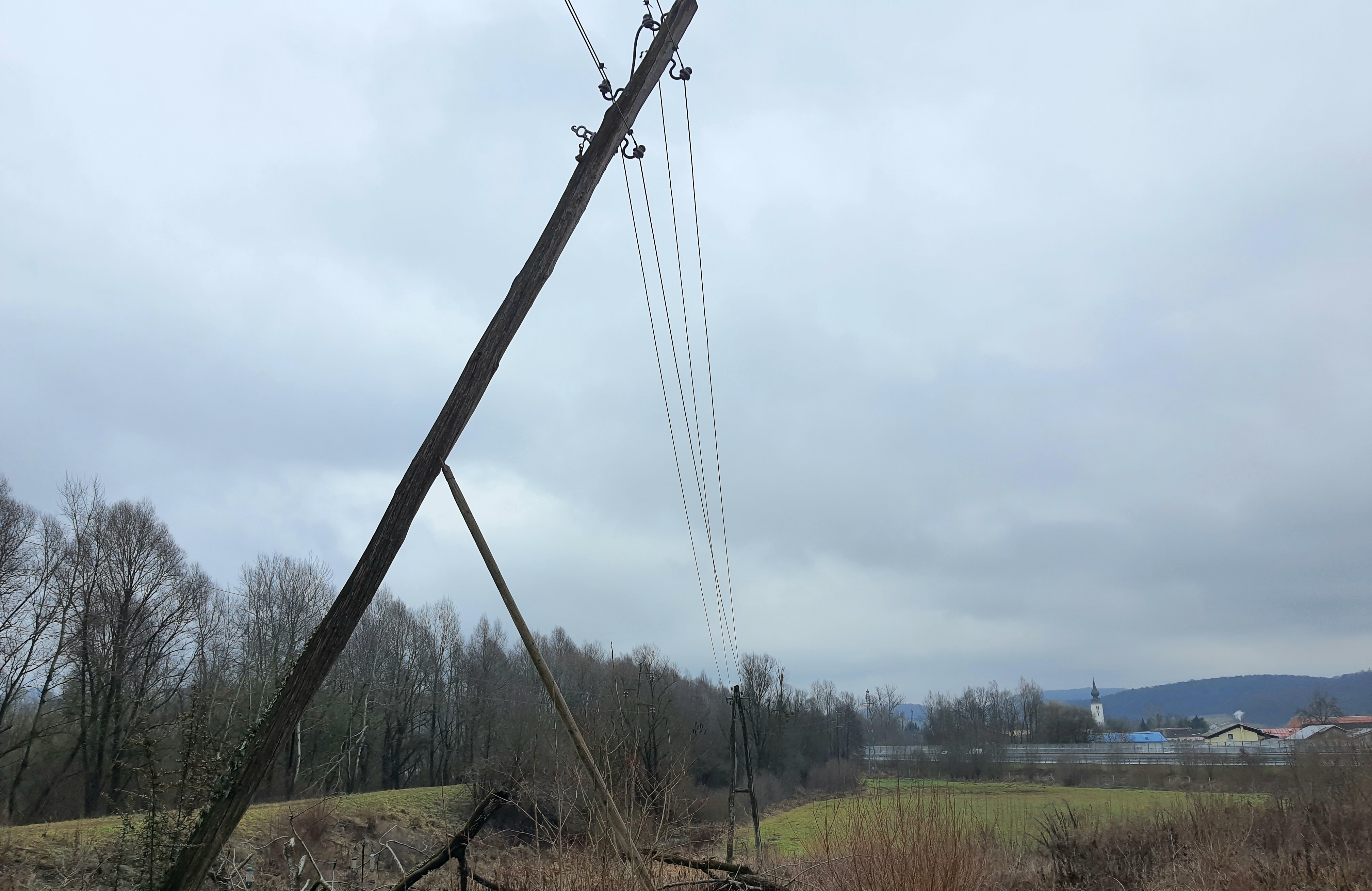 Rdeči alarm za del Slovenije: Zaradi uničujočih sunkov vetra napovedani množični izpadi elektrike