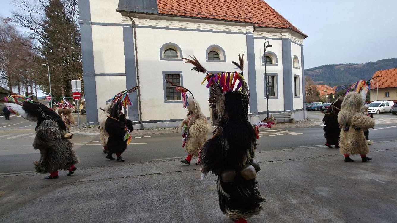 Preganjajo slabo in kličejo dobro: Lovrenc že štiriindvajsetič obiskali kurenti