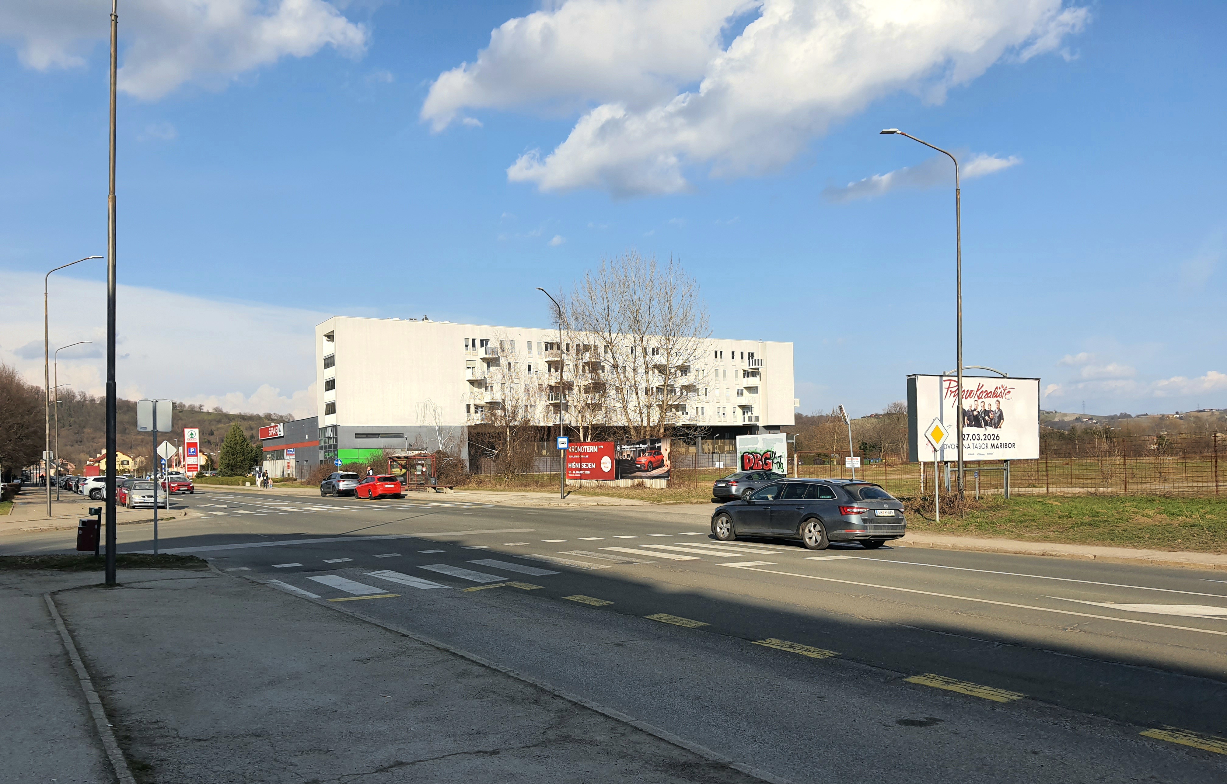 Nova soseska in nova cesta: Kako bo prenova vplivala na promet in parkiranje na Pobrežju?