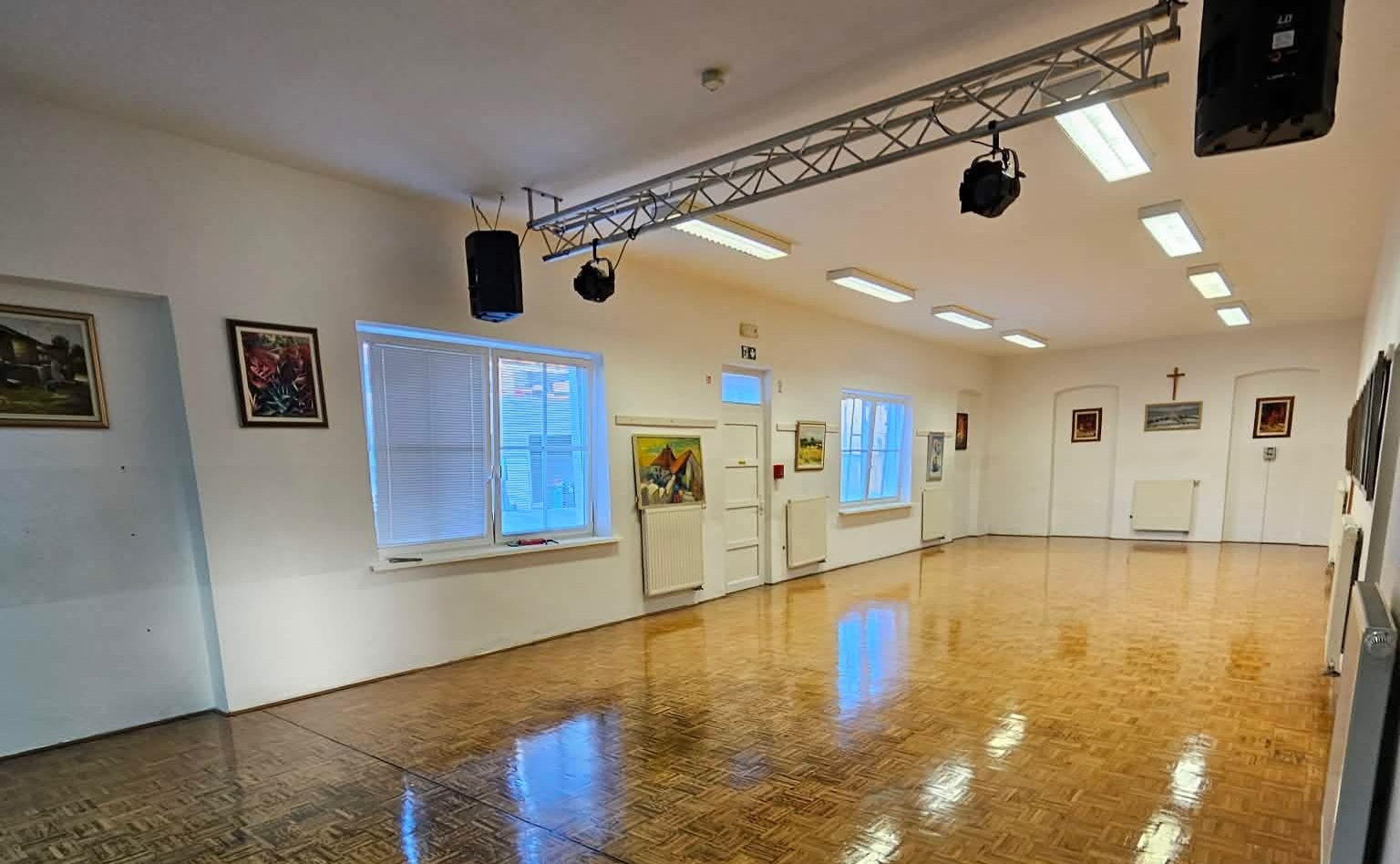 Sveža podoba dvorane v Dvorjanah: Občinski delavci poskrbeli za prenovo