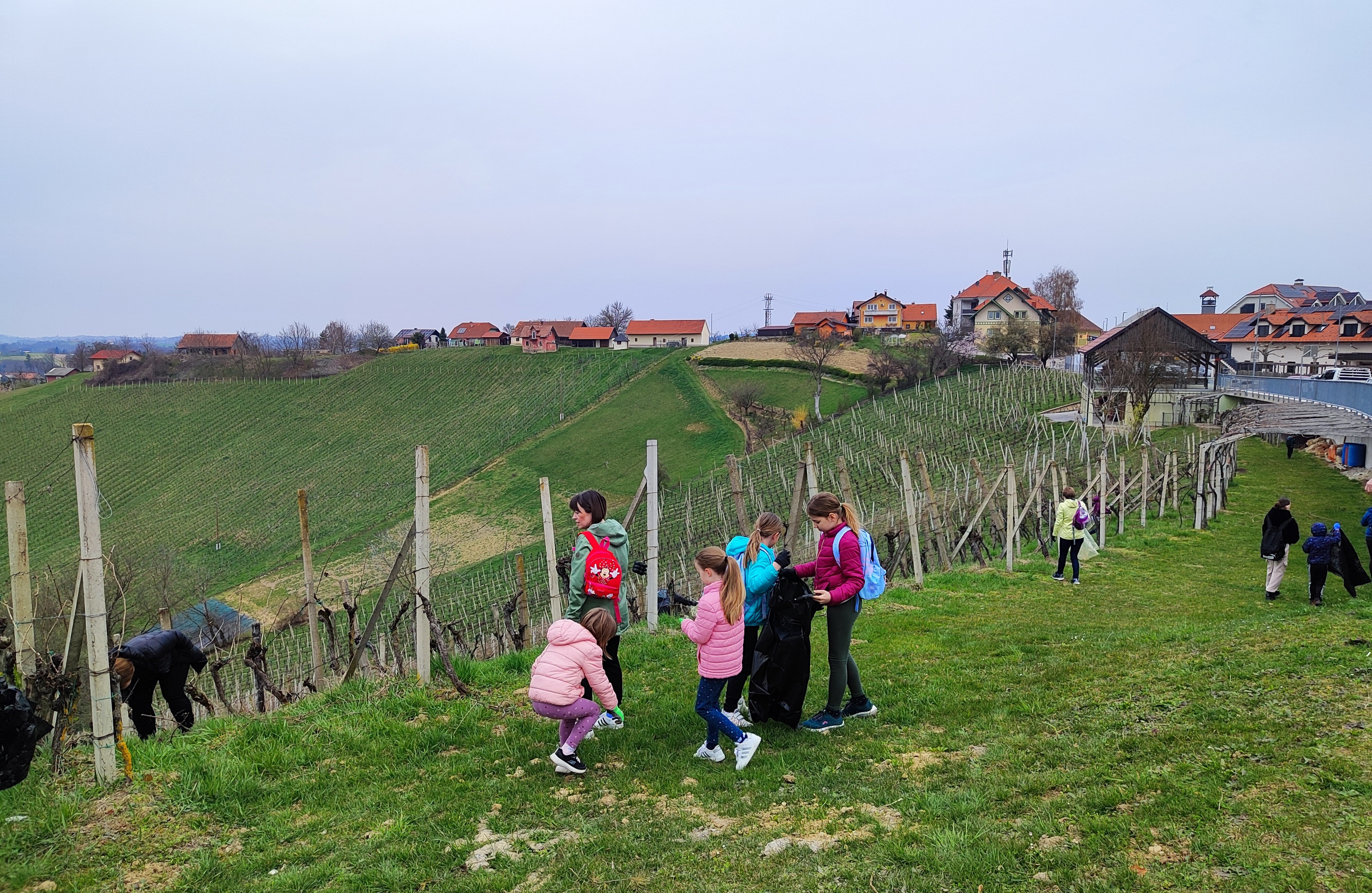 600 prostovoljcev združilo moči: Sveta Ana čistejša kot kadarkoli