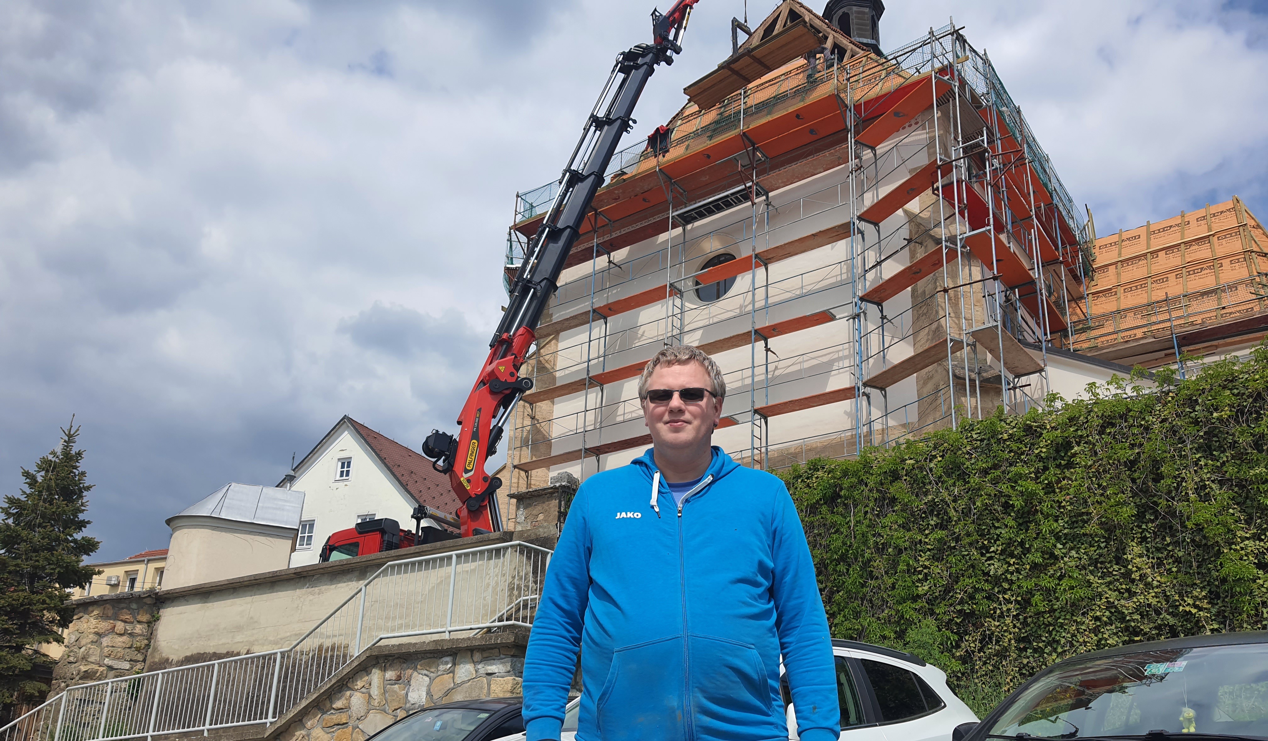 Strm naklon in vrtoglava višina: Obnova cerkvene strehe v Lenartu je pravi gradbeni podvig (FOTO in VIDEO)