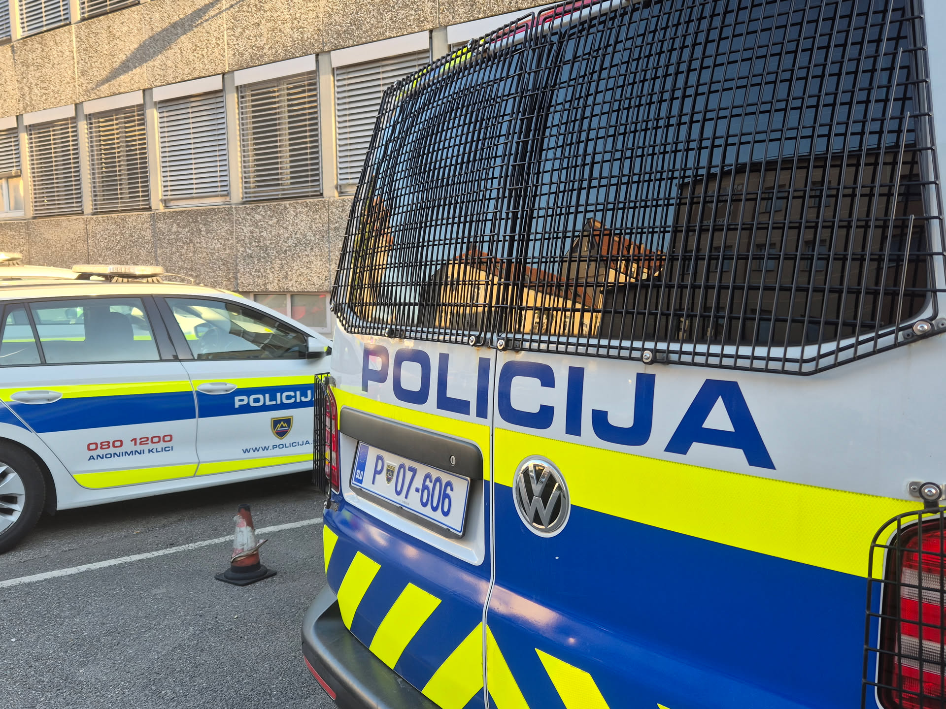 19-letni sin teroriziral mamo: Zaklepal jo je v sobo, ji grozil z nevarnimi predmeti in jemal denar