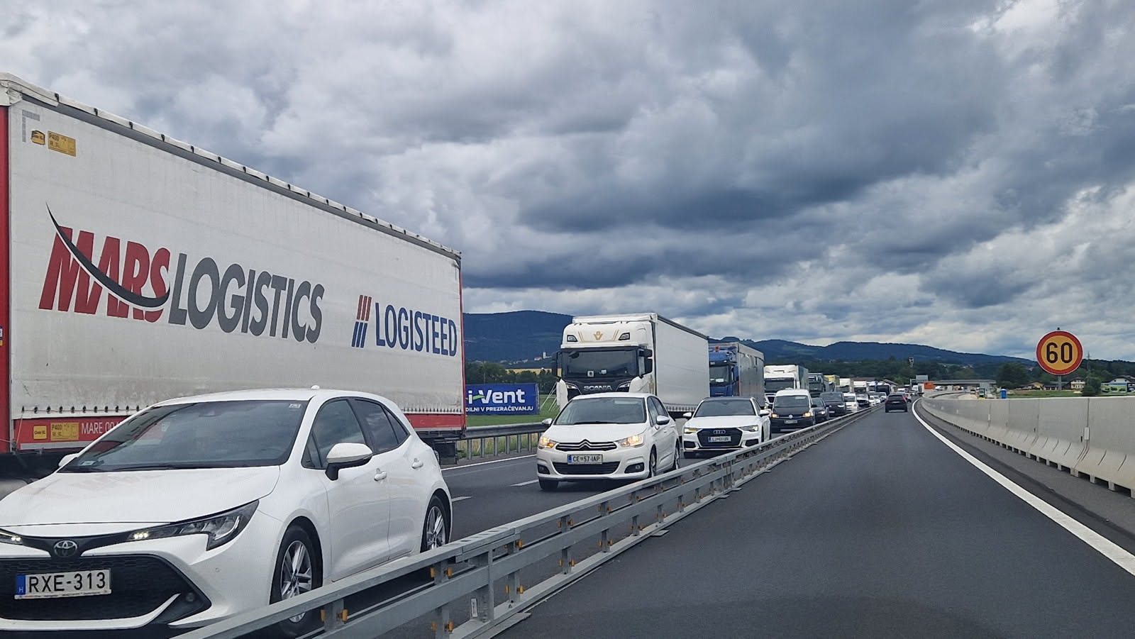 Na slovenskih cestah se danes ponovno pričakujejo zastoji in gost promet