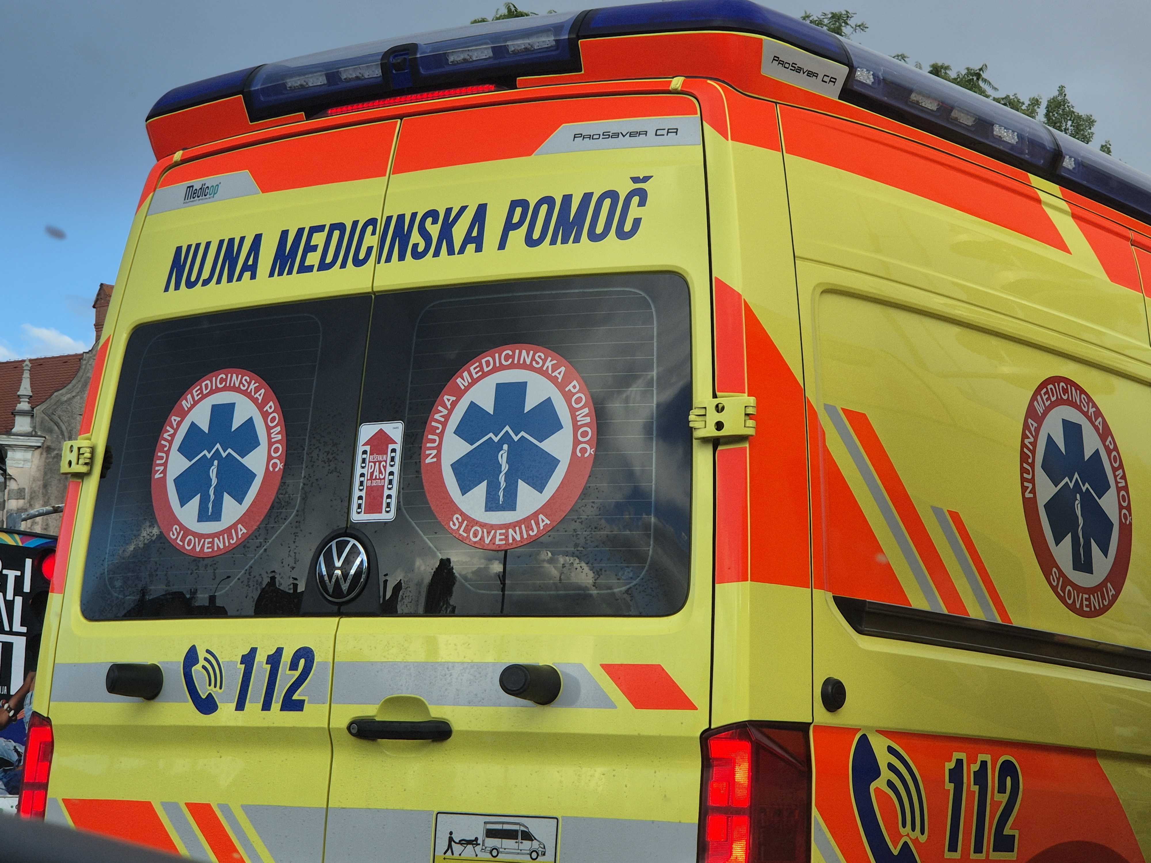 Voznica spregledala rdečo luč, kolesar se zaradi tega v bolnišnici bori za življenje