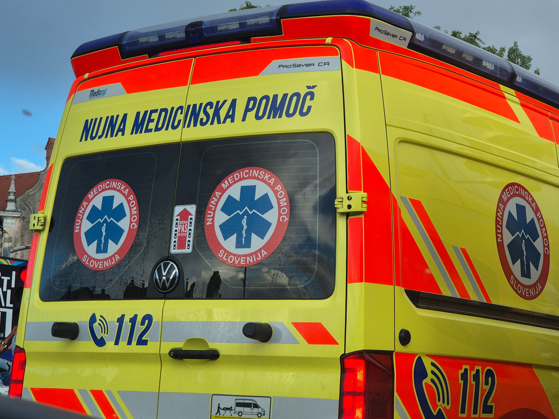 PU Maribor: V prometni nesreči hudo poškodovan motorist, vozniku grozi kazenska ovadba
