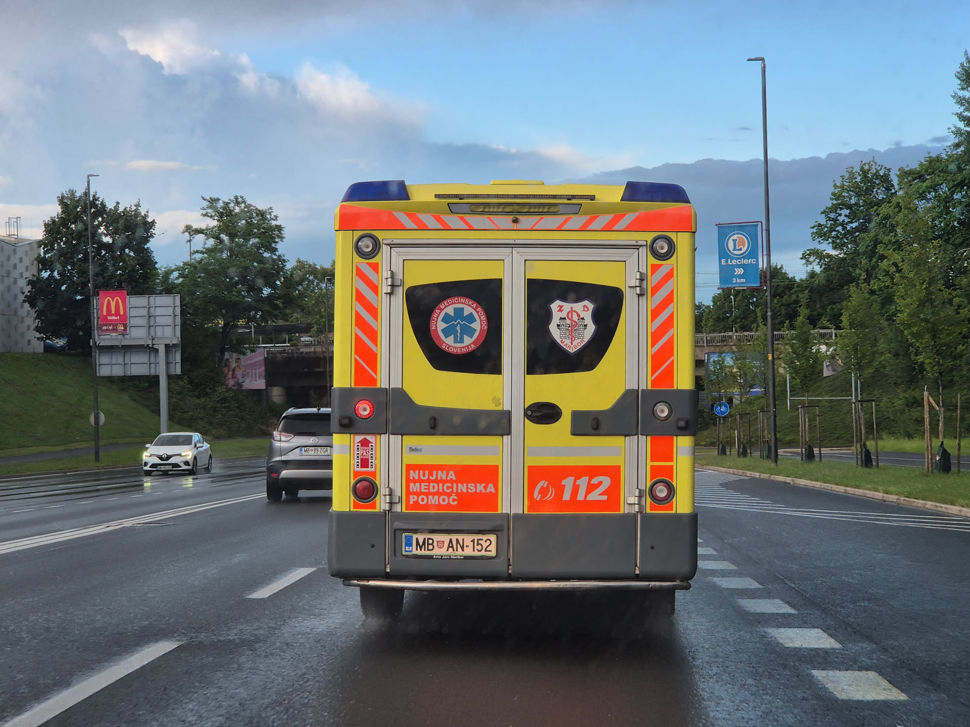 V Kamnici voznik zbil starejšega pešca, hudo poškodovanega so morali prepeljati v bolnišnico