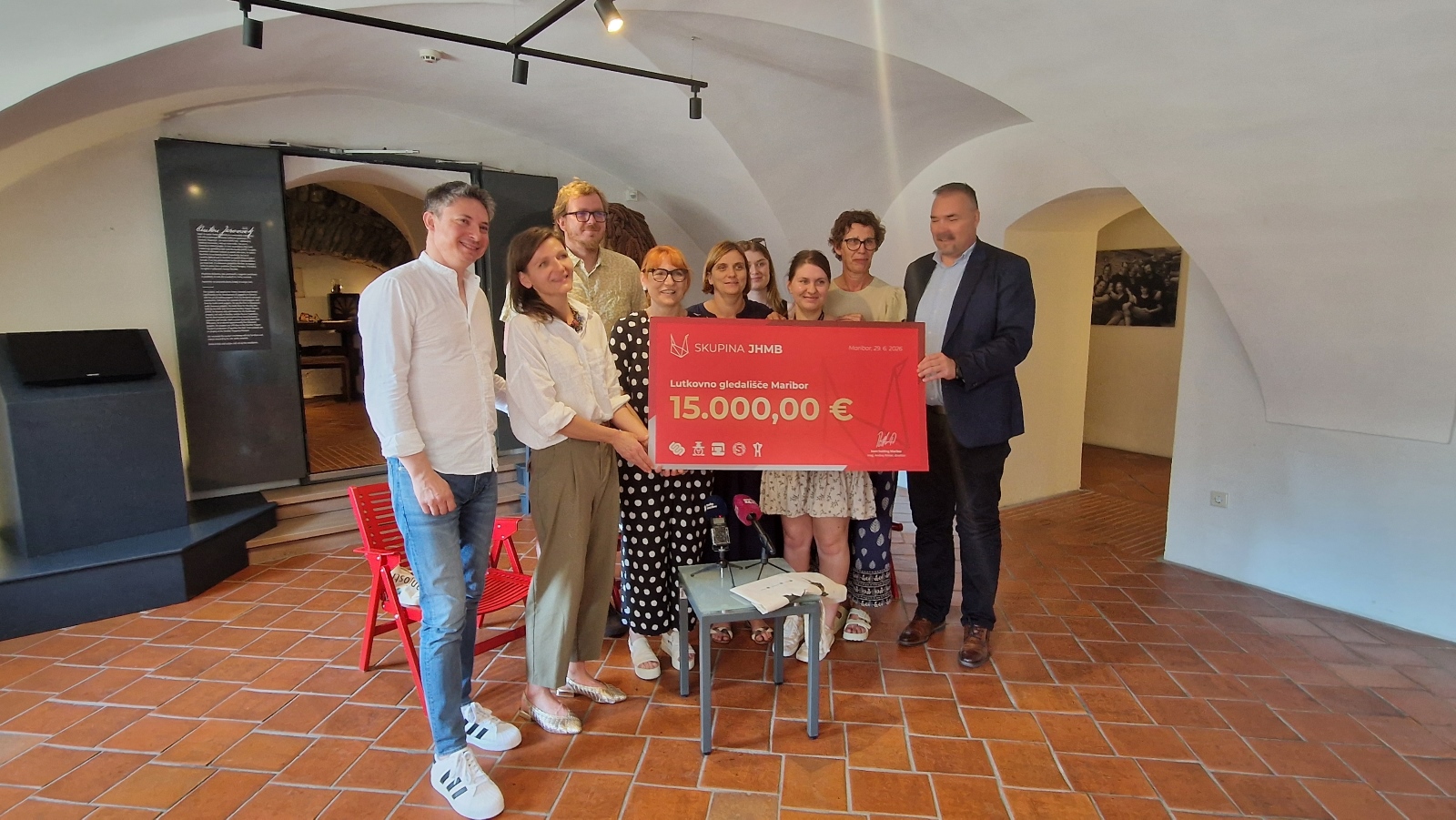 Skupina JHMB z donacijo 15.000 evrov, ki bo Lutkovnemu gledališču uresničila dolgoletno željo