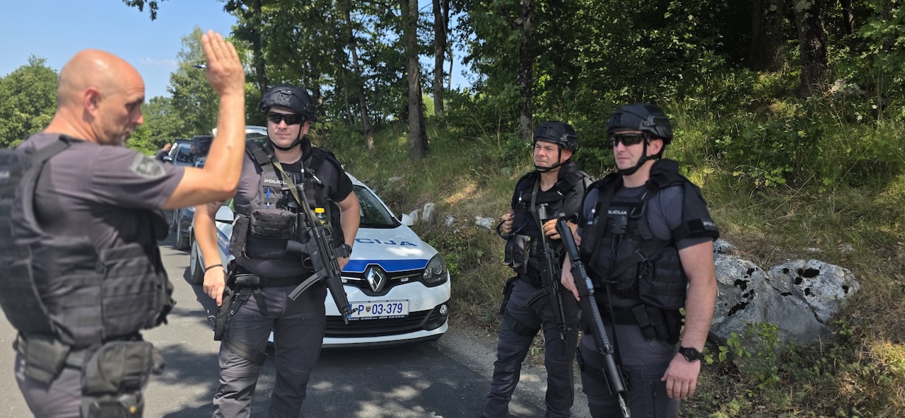 Nevarni oboroženi ropar, ki je bežal pred policijo, najden mrtev v stanovanjski hiši