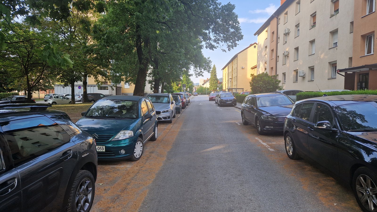 Stanovalci mariborskega "Bumeranga" nezadovoljni: Po prenovi še več težav s parkiranjem