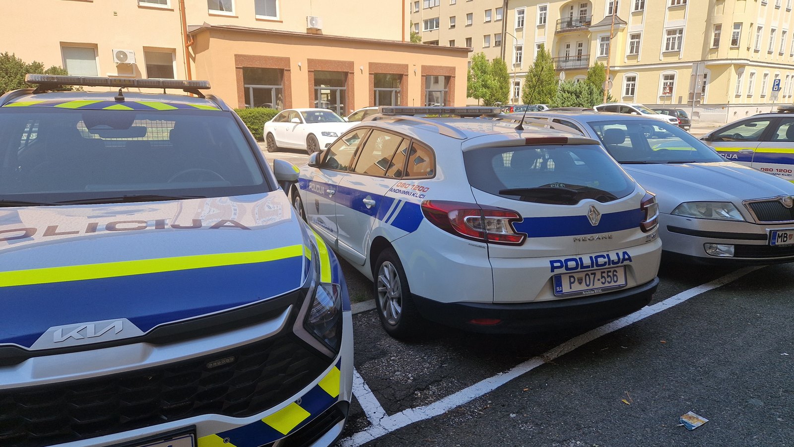 PU Maribor: Motorist pod vplivom alkohola trčil v ograjo, z e-skirojem pa trčil v peško