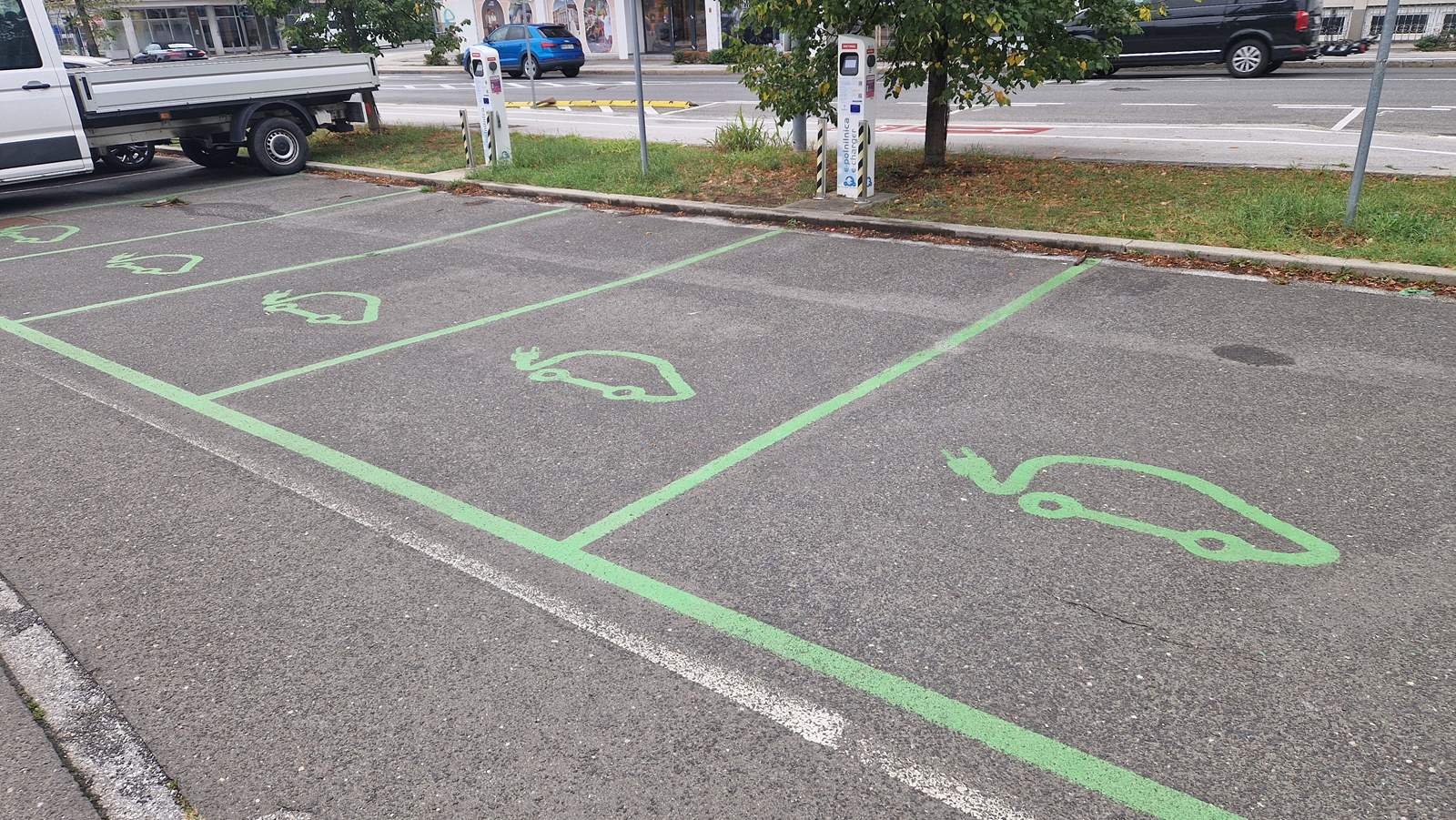 Konec brezplačnega parkiranja na polnilnicah v Mariboru, ura parkiranja bo stala 3 evre