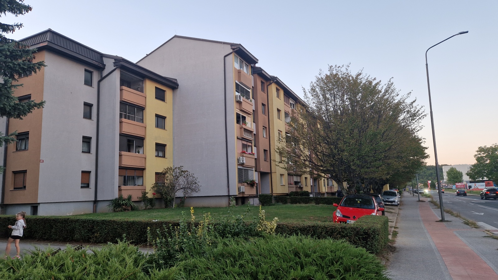 Neprijavljeni stanovalci v stanovanjih: Upravnik jih ne išče, lahko pa ukrepa na podlagi prijave