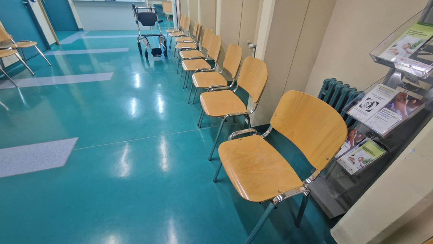 Kaj se dogaja v Sloveniji? Pacient potreboval pomoč in pred ambulanto izvedel, da je ostal brez zdravnika