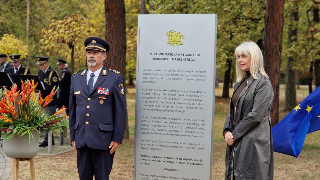Na pokopališču Dobrava odkrili spominsko ploščo v čast preminulim gasilkam in gasilcem (FOTO in VIDEO)
