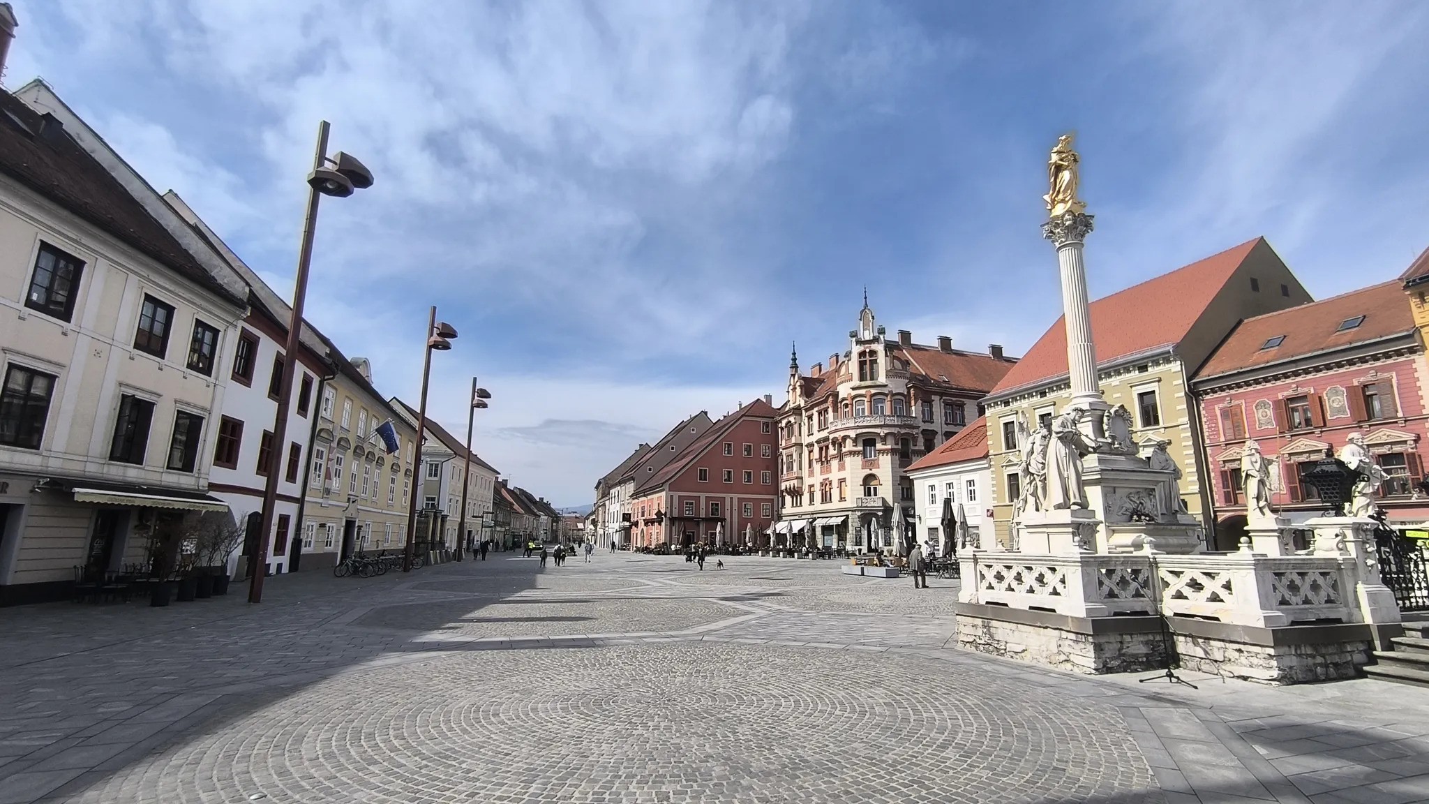 Dovolilnice pod drobnogledom: Kdo lahko vozi po Koroški cesti in kdo jih nadzira?