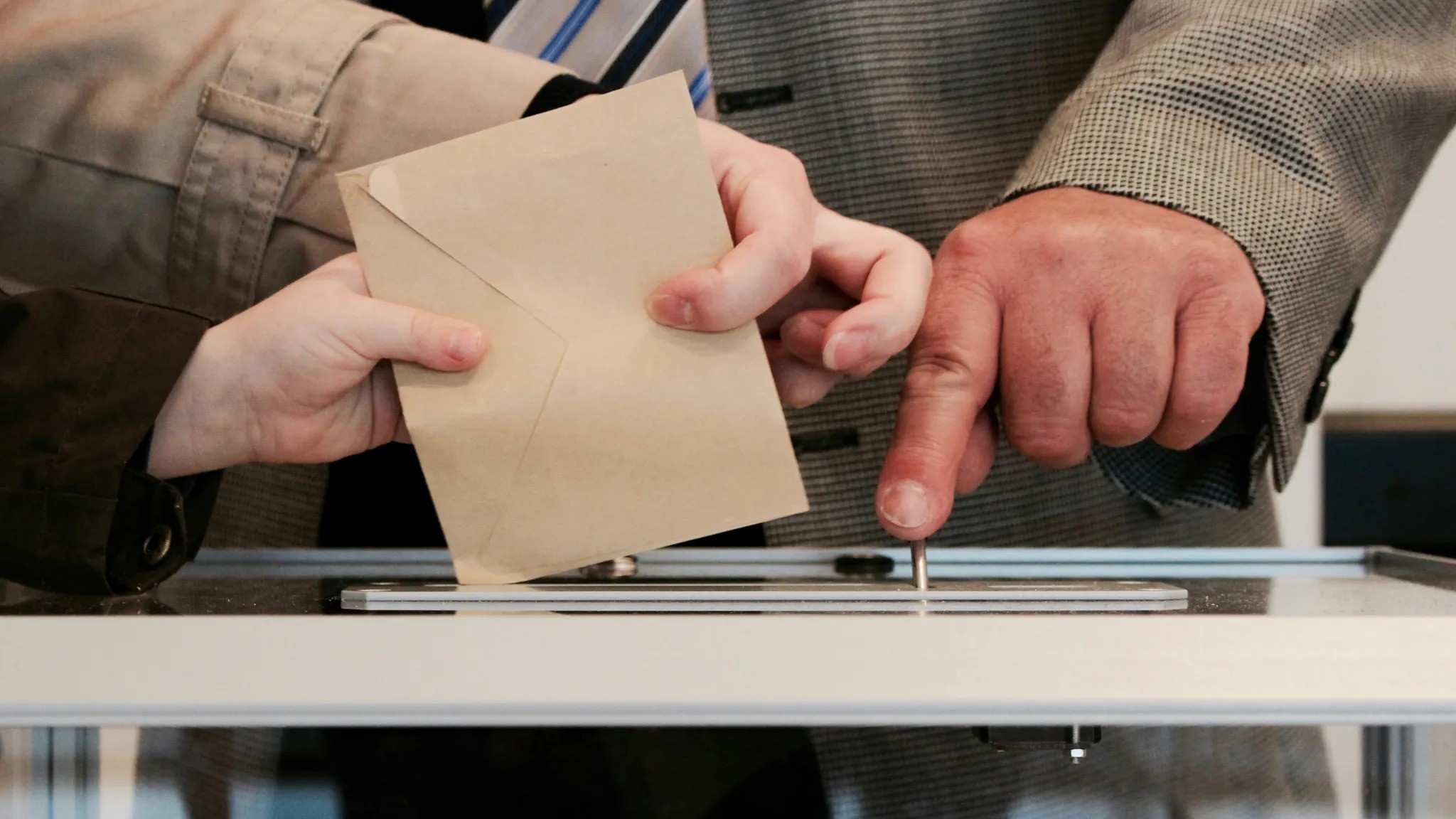 Na Hrvaškem poteka drugi krog lokalnih volitev: Kdo sta favorita v dveh največjih mestih?