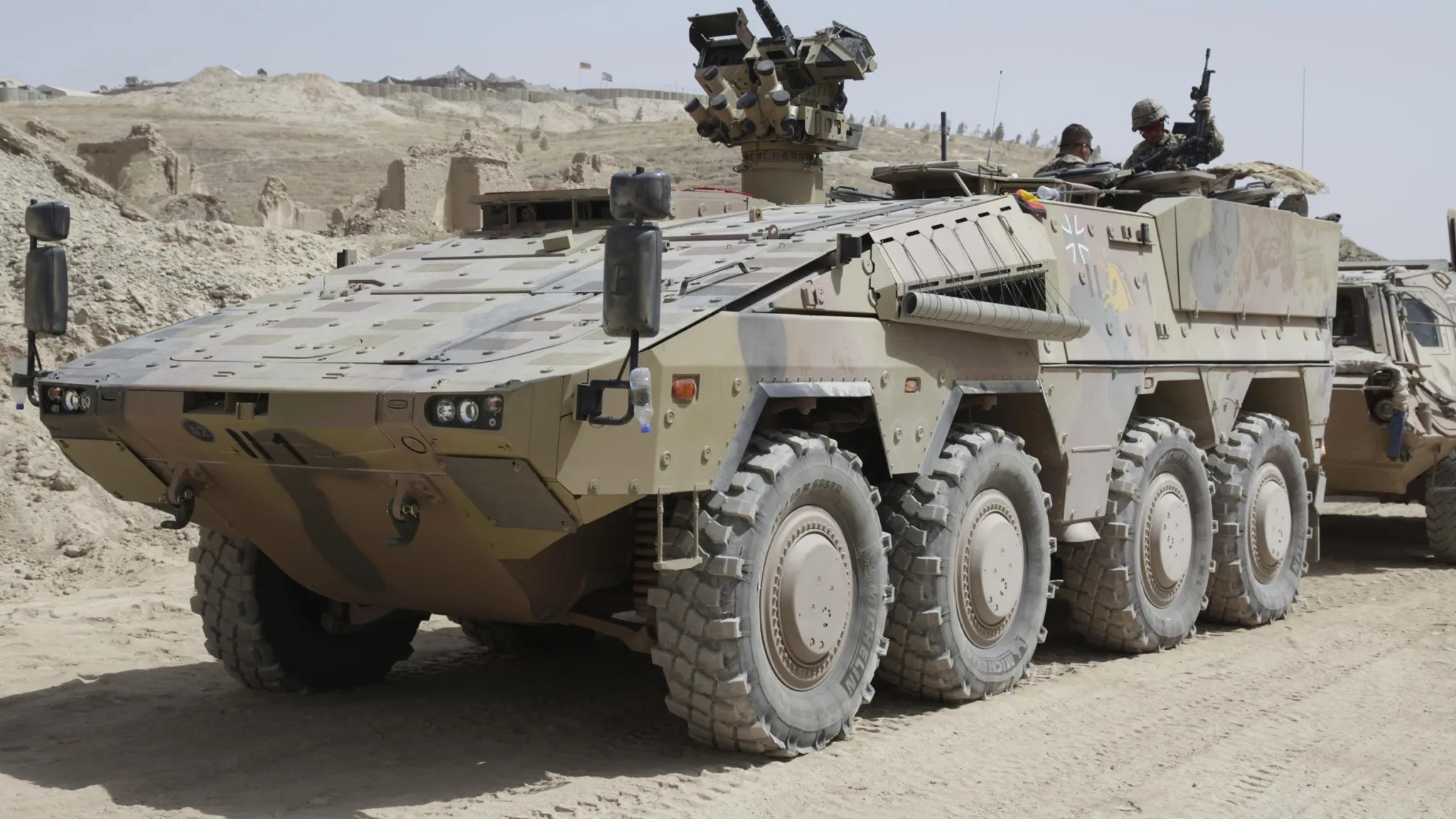 Koliko je Slovenijo stal odstop od nakupa osemkolesnikov boxer?