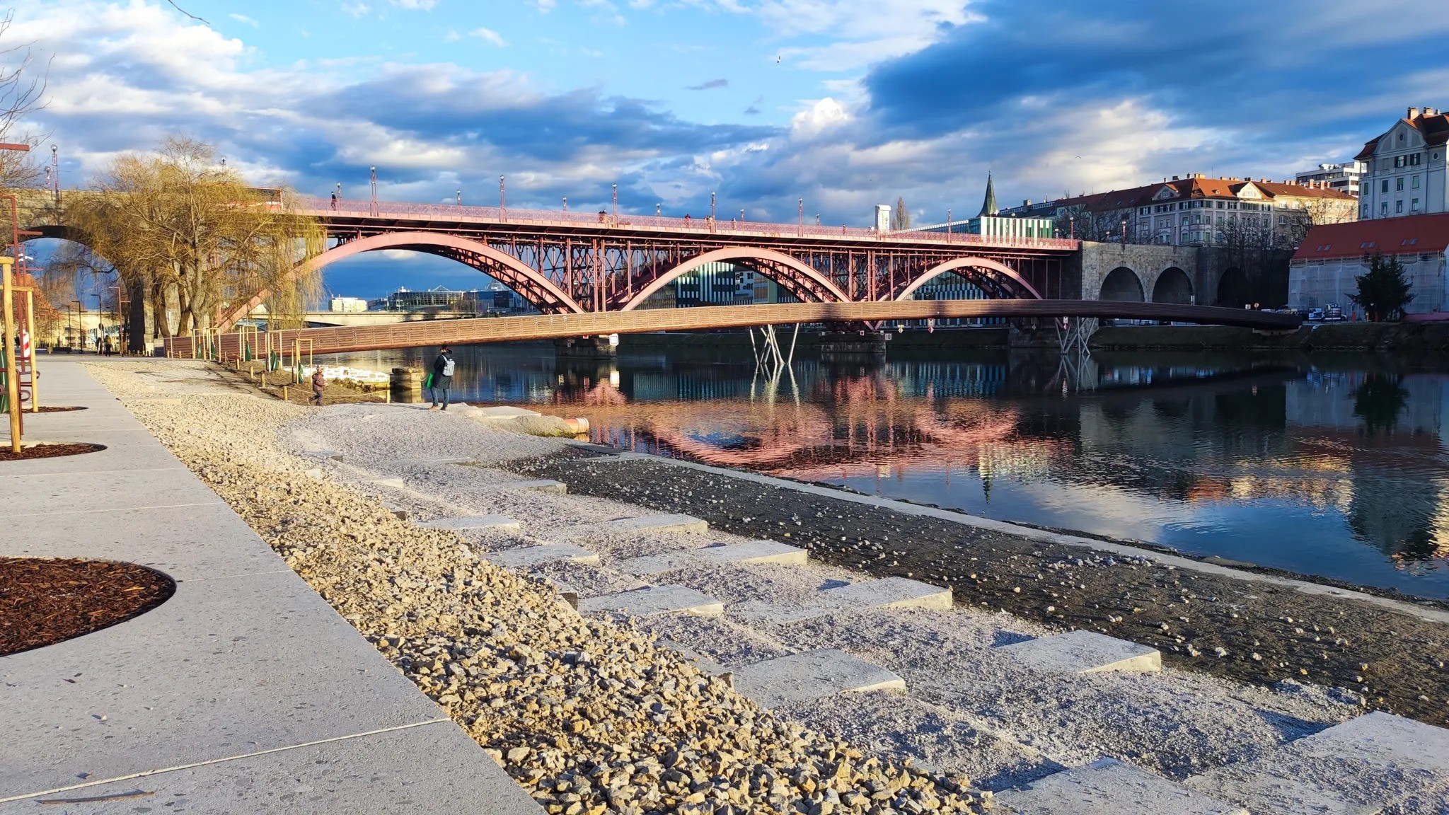 Mariborska občina napovedala, kdaj bomo lahko posedali na novih terasah na Lentu