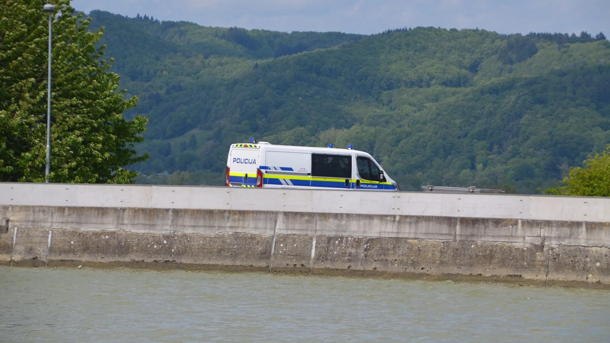 Na obrežju reke Kolpe našli truplo, vzrok smrti še ni znan