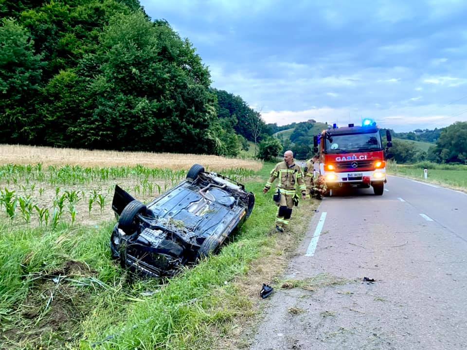 FOTO: 22-letnik prevrnil audija, policisti so ga morali pridržati