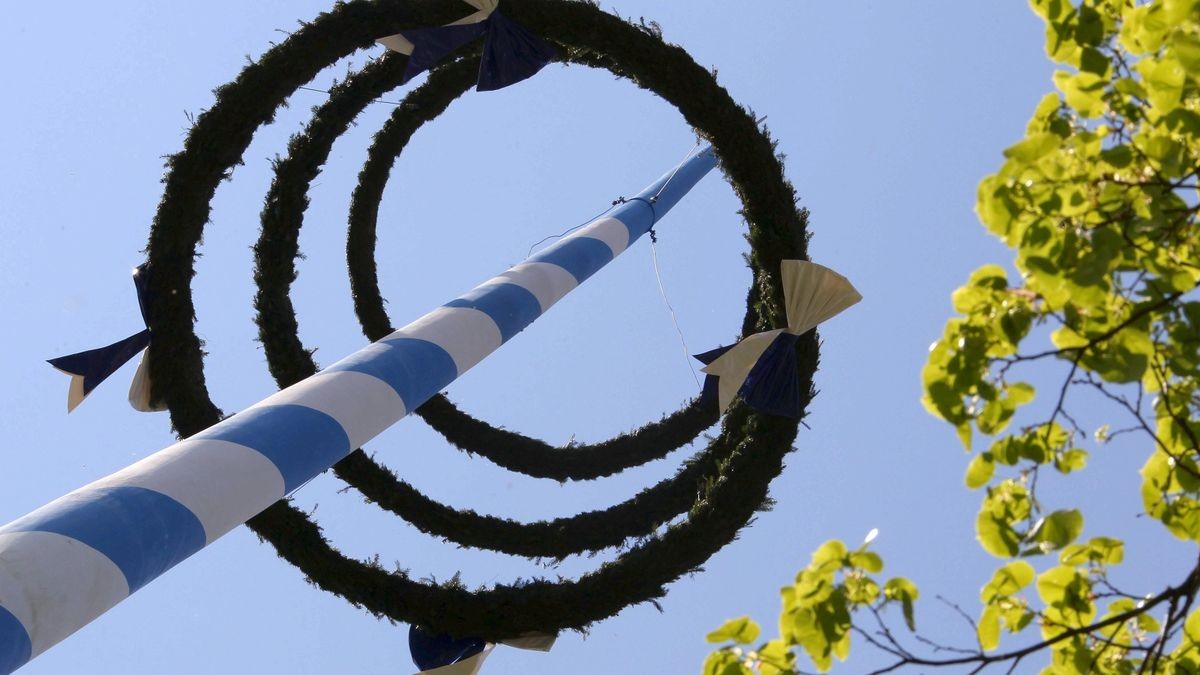 Nesreča pri postavljanju mlaja: 16-letni gasilec hudo poškodovan
