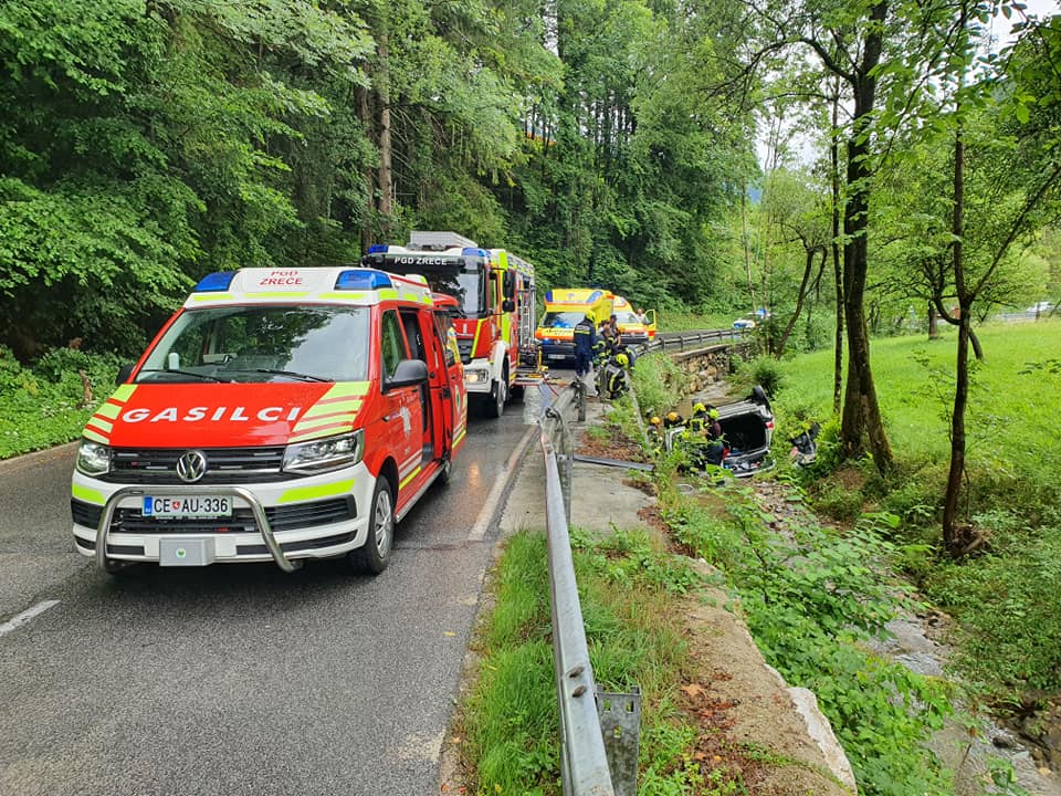 FOTO: Gasilci z zahtevnim posredovanjem rešili dve osebi iz vozila