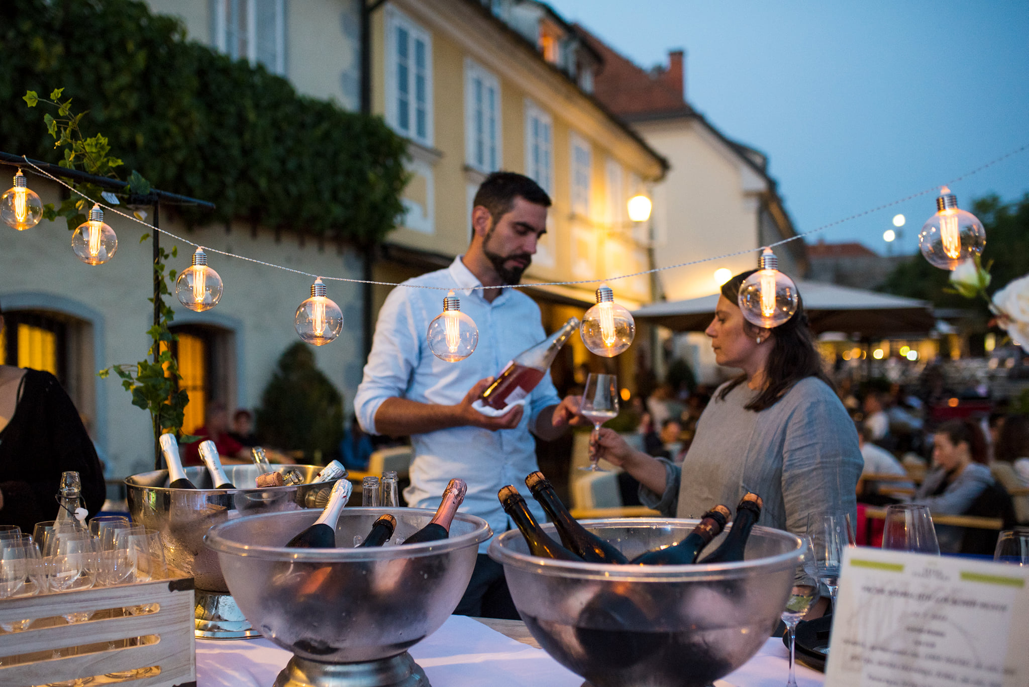 Pred Hišo Stare trte degustacija naravnih vin ob zvokih akordiona