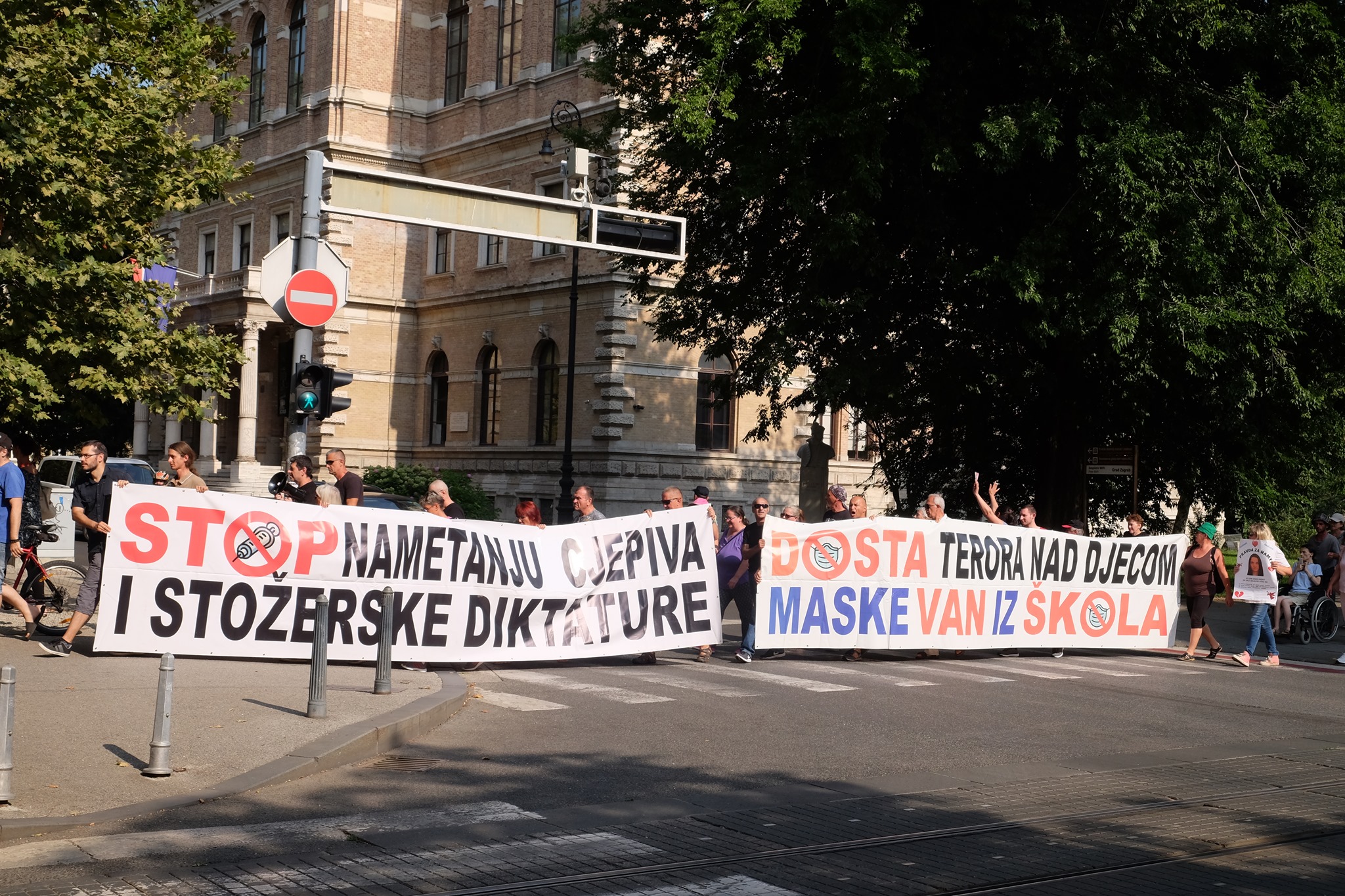 FOTO in VIDEO: V Zagrebu več tisoč protestnikov proti covid ukrepom, potrdilom in obveznemu cepljenju
