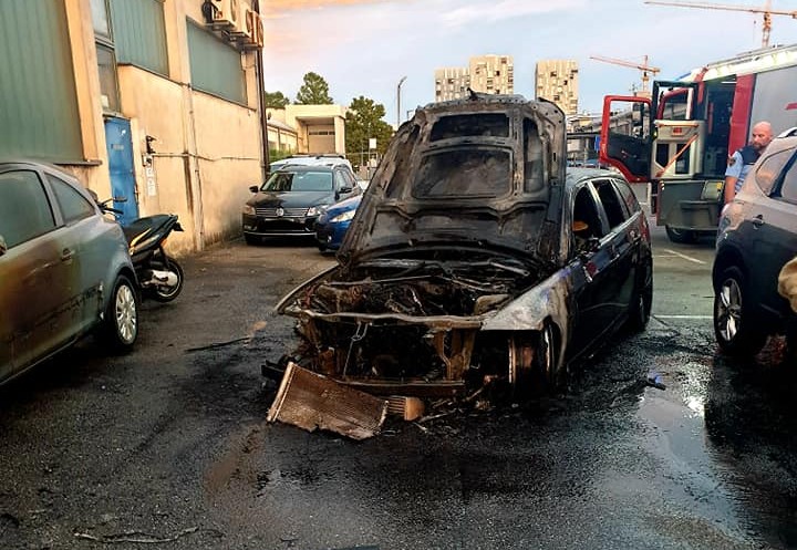 FOTO: V Mariboru zgorel parkiran BMW, na delu so kriminalisti