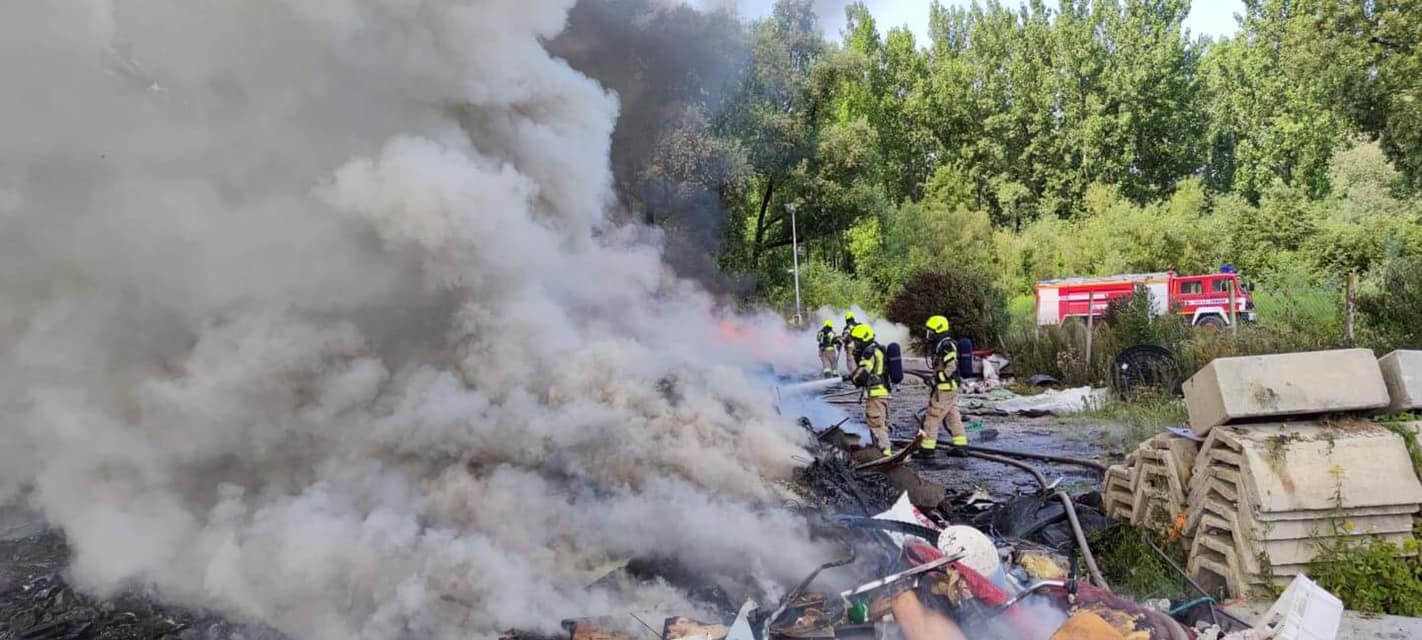 FOTO: Velik požar zajel center za ravnaje z odpadki