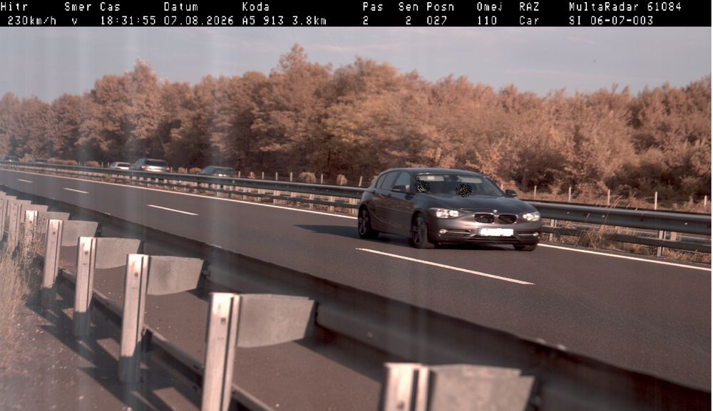 Eden za drugim pridrvela mimo policistov, stalo ju bo kar 1200 evrov (FOTO)