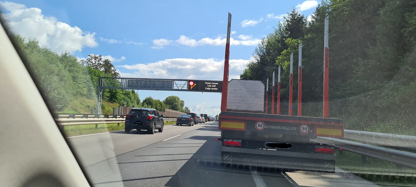 Pozor: Štajerska avtocesta zaprta zaradi prometne nesreče