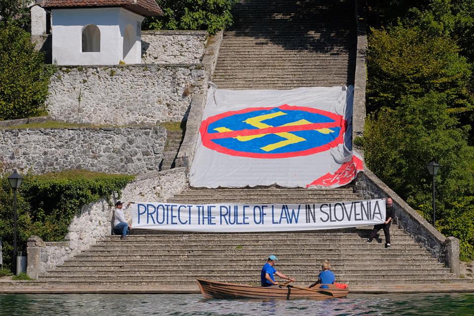 Protestniki svetovne voditelje pozvali k zaščiti vladavine prava v Sloveniji