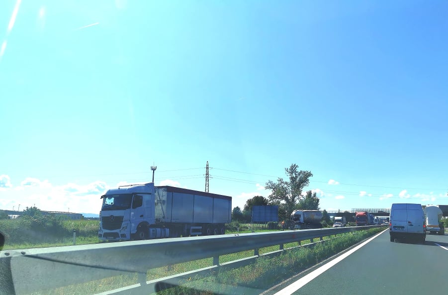 FOTO: Trčenje tovornjakov zaprlo štajersko avtocesto, nastajajo zastoji