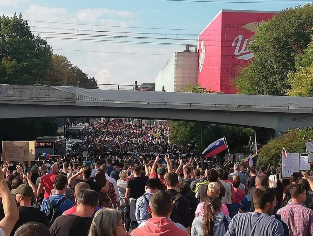 Policija razložila, zakaj je protestnike razgnala s solzivcem in vodnim topom